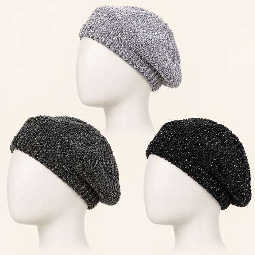 Béret en chenille en trois couleurs gris clair gris fonce et noir sur des tetes de presentation blanches