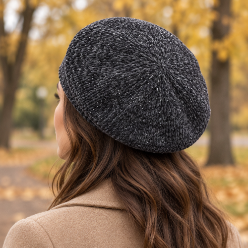 Béret gris fonce en chenille porte par une femme vue de trois quarts arriere montrant les mailles au sommet