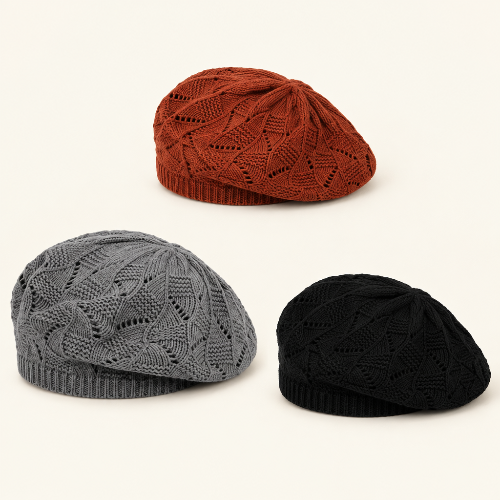 Béret parisien femme en trois couleurs gris rouge brique et noir presentes ensemble sur un fond creme