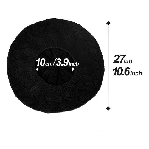 Béret parisien femme noir en maille ajouree avec bord cotele presente seul sur un fond blanc
