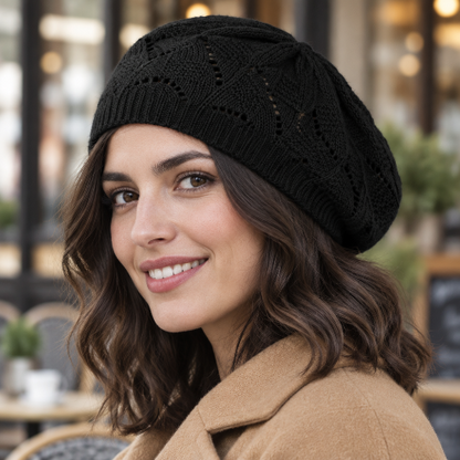 Béret parisien femme noir porte par une femme brune en manteau camel devant un cafe