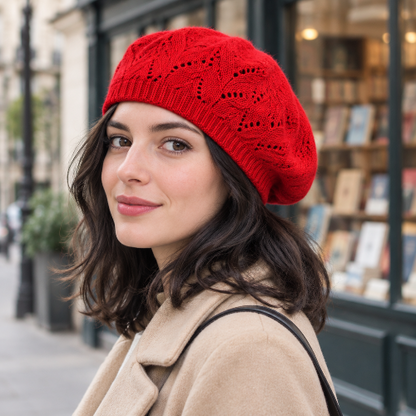 Béret parisien rouge vif porte par une femme en manteau beige devant une librairie parisienne