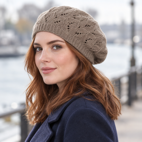 Béret parisien taupe porte par une femme aux cheveux auburn en manteau bleu marine clair sur les quais