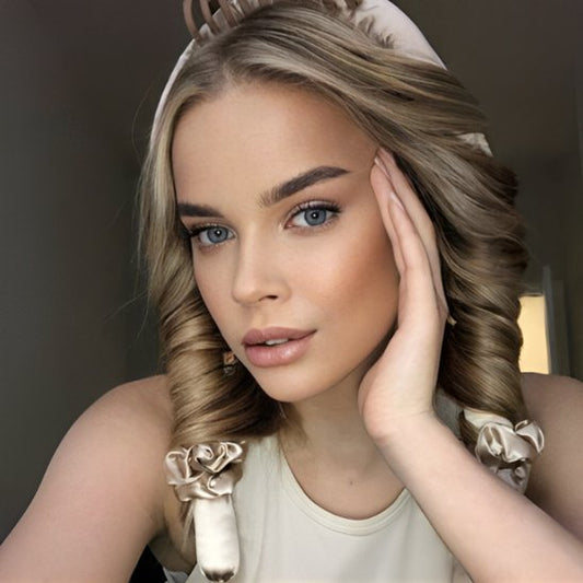 bigoudis-beige-satine-style-elegant-boucles-souples-volume-naturel-coiffure-facile