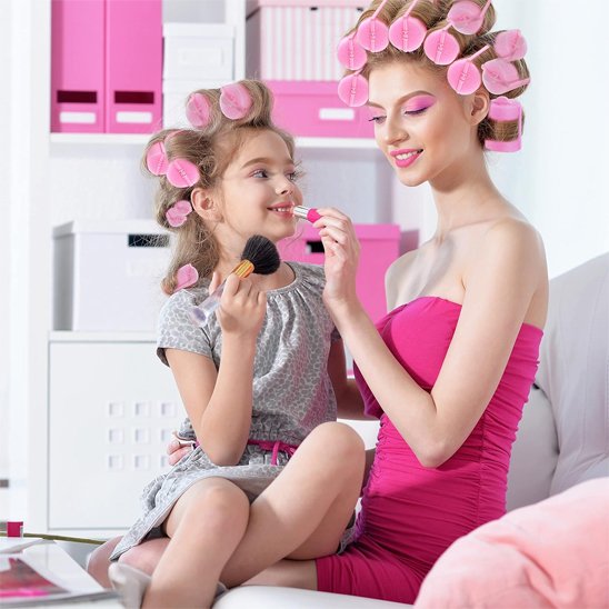 bigoudis-cheveux-roses-complicite-maquillage-boucles-sans-chaleur-rituel-coiffure-maison-tendre