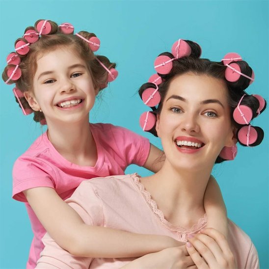 bigoudis-cheveux-roses-duo-joyeux-boucles-naturelles-sans-chaleur-rituel-coiffure-maison-coloré