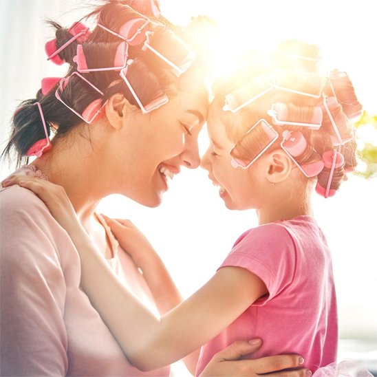bigoudis-cheveux-roses-tendresse-duo-boucles-sans-chaleur-rituel-coiffure-maison-lumiere-douce