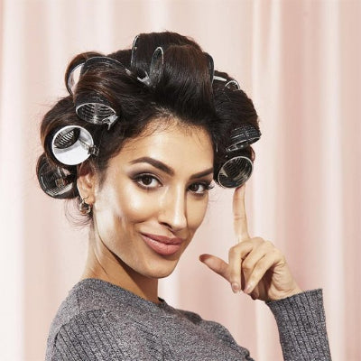 bigoudis-cheveux-rouleaux-coiffage-sans-chaleur-gestuelle-expressive-style-maison