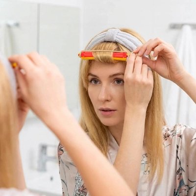 bigoudis-organe-jaune-cheveux-blond-sur-une-meche-de-cheveux