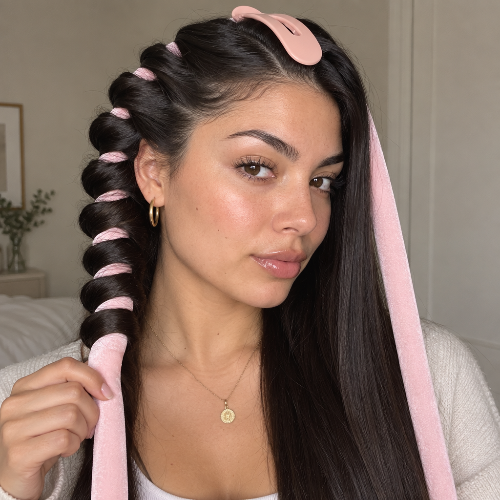 Bigoudis sans chaleur rose cheveux enroules d un cote et lisses de l autre