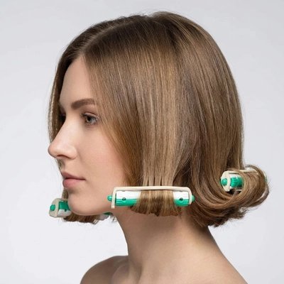 bigoudis-vert-blanc-femme-cheveux-court-enroule-sur-les-pointes