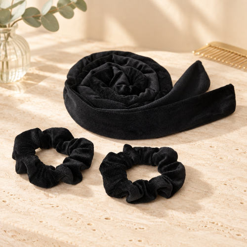 Bigoudis-en-velours-noir-avec-deux-chouchous-dans-un-decor-elegant