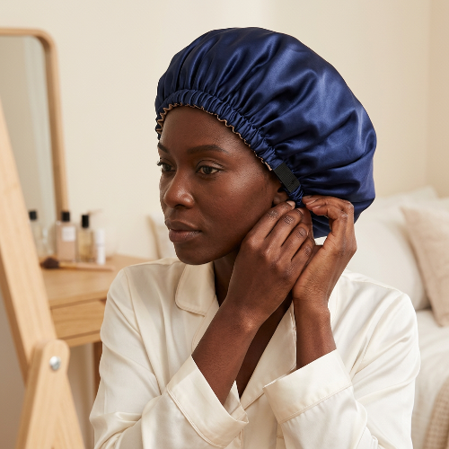 Bonnet de nuit bleu marine ajuste devant la coiffeuse