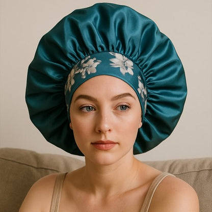 bonnet-de-nuit-en-satin-turquoise-bande-fleurie-protection-cheveux-douceur-style-confort-elegance