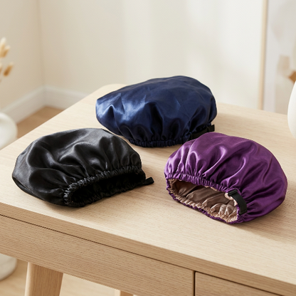 Bonnet de nuit noir bleu marine violet sur coiffeuse