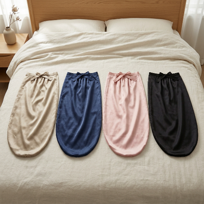Bonnet de soie taupe bleu rose noir sur lit