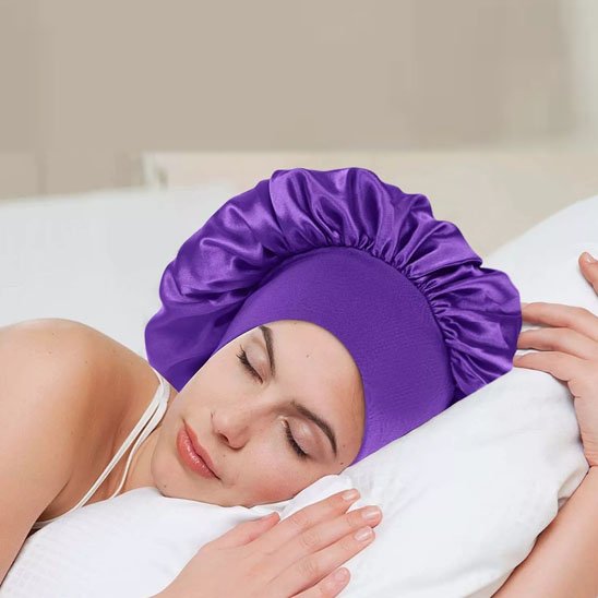 bonnet-en-satin-cheveux-violet-protegeant-cheveux-nuit-douceur-confort-repos-soin-capillaire-femme