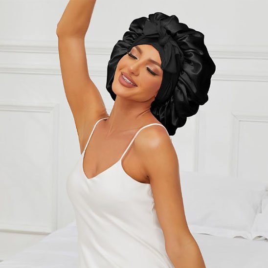 bonnet-en-satin-cheveux-noir-noeud-protegeant-cheveux-matin-confort-douceur-style-elegance-femme