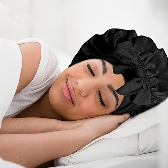 bonnet-en-satin-cheveux-noir-noeud-protegeant-cheveux-nuit-douceur-confort-repos-soin-femme