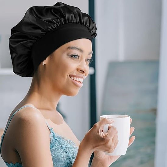 bonnet-en-satin-cheveux-noir-protegeant-cheveux-matin-douceur-confort-rituel-bien-etre-femme