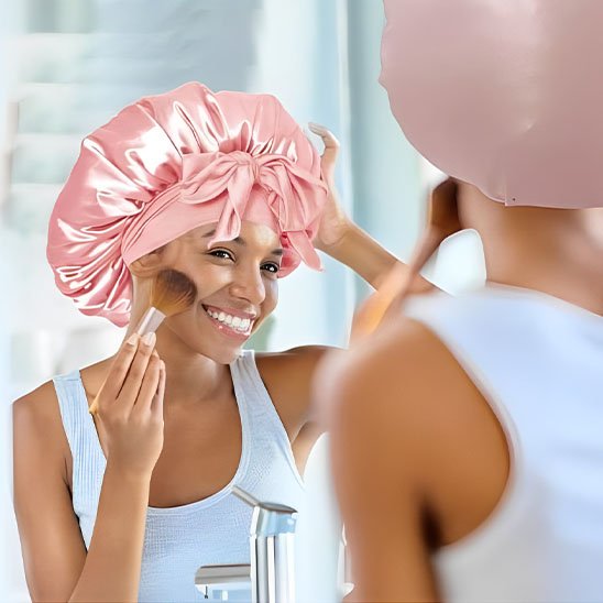bonnet-en-satin-cheveux-rose-protegeant-cheveux-maquillage-matin-eclat-confort-style-soin-femme