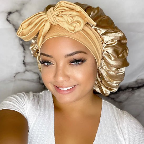 bonnet-en-satin-dore-noeud-large-protection-cheveux-femme-style-eclat-nuit