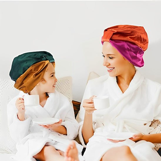 bonnet-en-satin-duo-couleurs-style-parent-enfant-moment-douceur-soin-partage