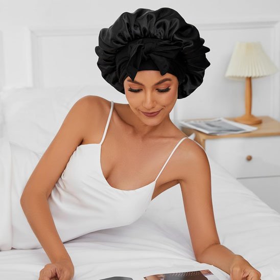 bonnet-en-satin-noir-nuit-protectrice-cheveux-femme-sommeil-elegance-minimale