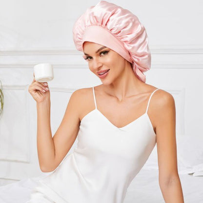 bonnet-en-satin-rose-soyeux-moment-detente-protection-cheveux-style-confortable