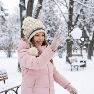 Bonnet femme  beige pompon cache oreilles parc enneige boule de neige
