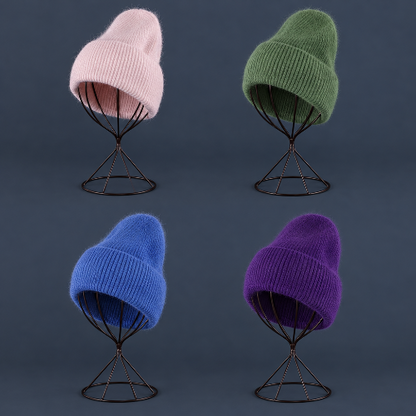Bonnet femme hiver en quatre couleurs rose clair vert bleu et violet sur des supports metalliques noirs et un fond gris bleute