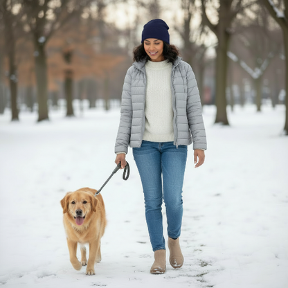 Bonnet hiver femme chic bleu marine porte par une femme promenant son chien dans un parc