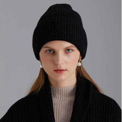 Bonnet hiver femme chic noir en maille cotelee presente sous plusieurs angles sur fond clair