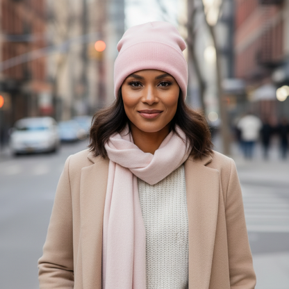 Bonnet hiver femme chic rose poudre porte par une femme elegante en promenade en ville