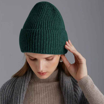 bonnet-hiver-femme-chic-vert-presente-sur-un-fond-premium-avec-eclairage-studio-et-vues-detaillees