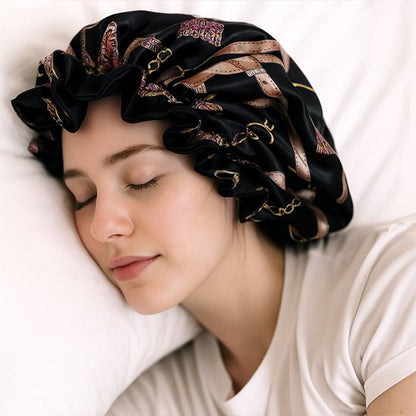 bonnet-nuit-en-satin-noir-motifs-chaines-protection-cheveux-confort-style-elegant-repos