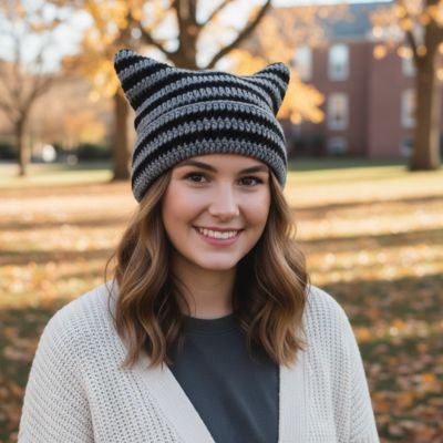 Bonnet pour femme gris raye oreilles chat sourire parc automne campus