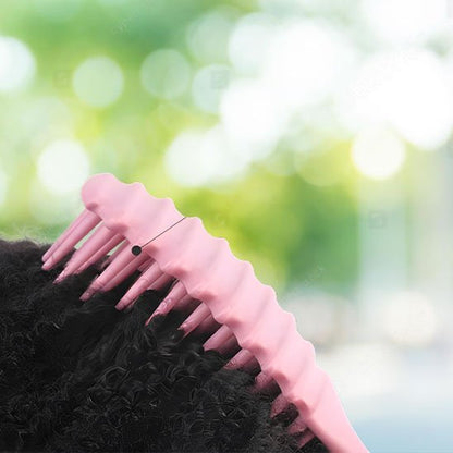 brosse-à-cheveux-bouclés-glissant-doucement-dans-chevelure-noire-texturee-exterieur