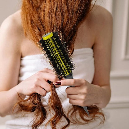 brosse-à-cheveux-boucléx-ronde-coiffant-longue-chevelure-rousse-apres-douche-dans-espace-interieur