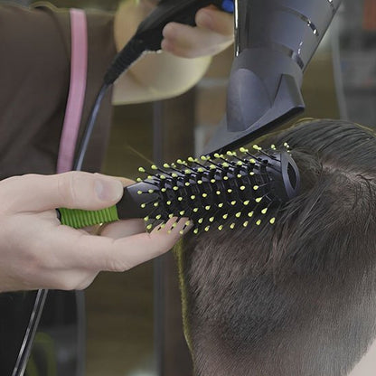 brosse-à-cheveux-démêlante-coiffant-chevelure-courte-durant-brushing-professionnel-en-salon