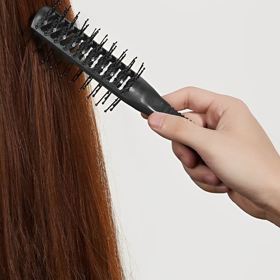 brosse-à-cheveux-démêlante-glissant-dans-longue-chevelure-rousse-lisse-en-interieur