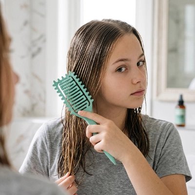 brosse-à-cheveux-demelante-cheveux-humides-soin-capillaire-doux-ergonomique-pratique-quotidien