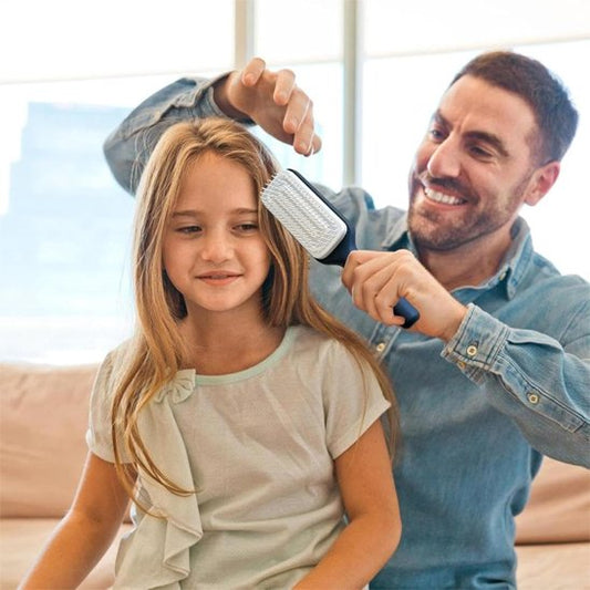brosse-à-cheveux-fillette-coiffure-cheveux-longs-soin-capillaire-style-familial-soigne-maison-detente