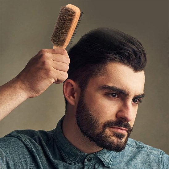 brosse-à-cheveux-poil-de-sanglier-coiffage-homme-style-soin-cheveux-barbier-mouvements-precis