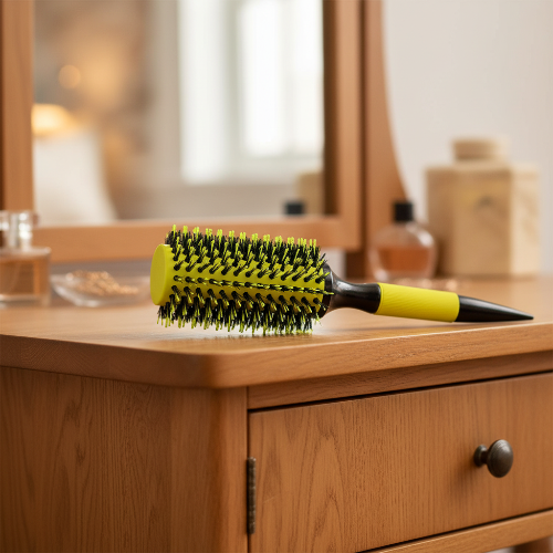 brosse-a-cheveux-boulces-jaune-verte-large-sur-coiffeuse-bois