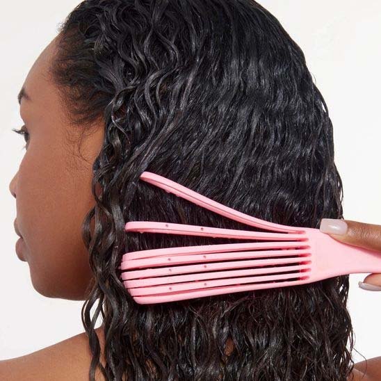 Brosse à cheveux couleur rose démêlante cheveux crepus mouilles femme sous la douche