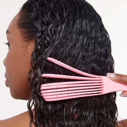 Brosse à cheveux couleur rose démêlante cheveux crepus mouilles femme sous la douche