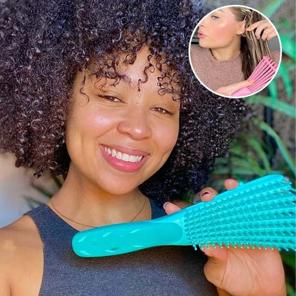 Brosse à cheveux couleur verte cheveux boucles femme souriante