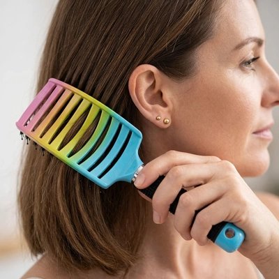 brosse-a-cheveux-couleurs-degrade-coiffure-femme-style-soin-capillaire-quotidien