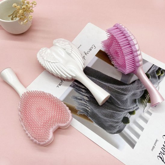 brosse-à-cheveux-demelante-de-forme-ange-et-couleur-rose-violet